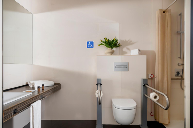 Bathroom 4, Aerotel Madrid Airport - Terminal 4, Madrid