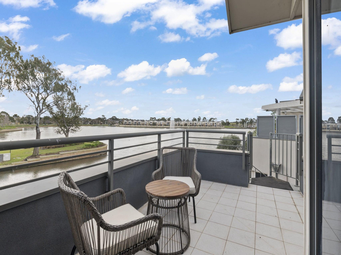 Others 4, Lakeside 3-Bed Family Home with Amazing Views, Melbourne