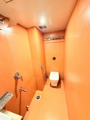 Bathroom 3, Aflon Hotel, Mumbai Suburban