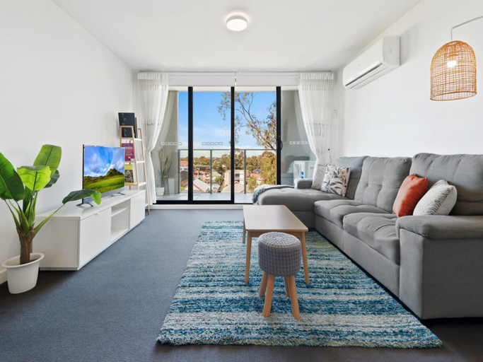1, Executive and Spacious Apartment with Balcony, Melbourne