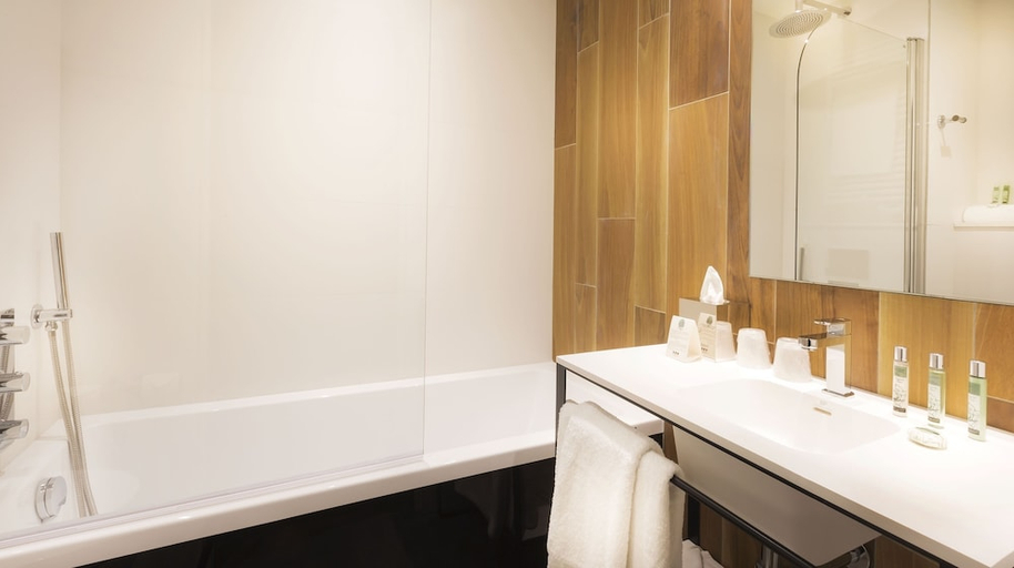 Bathroom 3, Hôbou (ex Hôtel Acanthe), Hauts-de-Seine