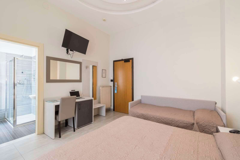 Bedroom 3, Hotel Roma, Massa Carrara