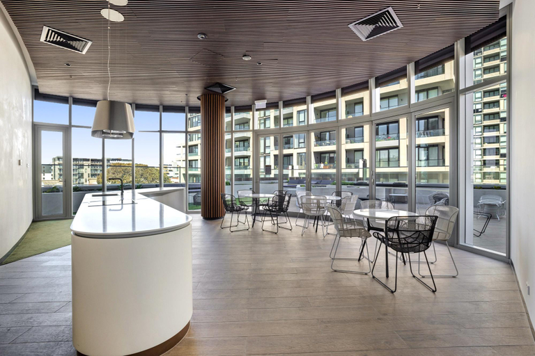 Others 5, High-Rise Balcony Unit with City Views, Gym, Pool, Melbourne