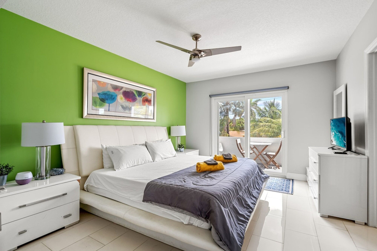 Room 5, Waterfront Retreat With Pool Steps to Beach, Broward