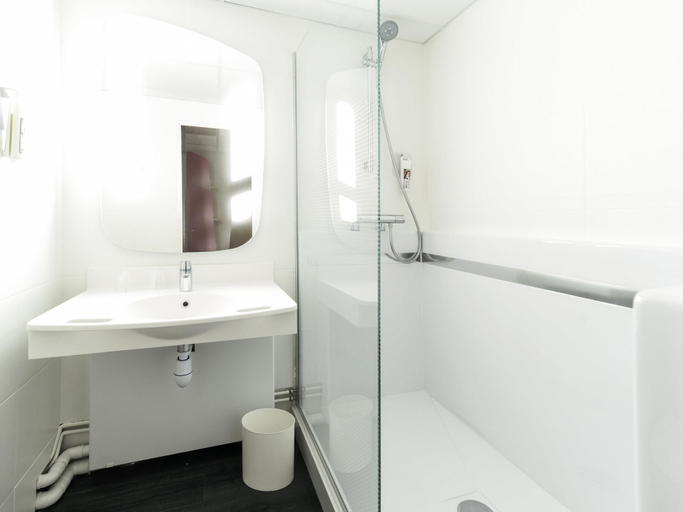 Bathroom 5, ibis Rouen Centre Champ-de-Mars, Seine-Maritime