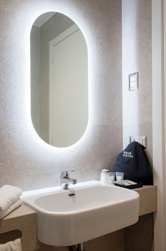 Bathroom 4, Hotel Europa, Napoli