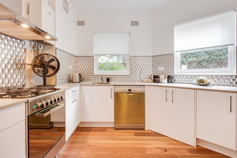 Private kitchen 4, Art Deco 2-bed Close to City and Harbour, Sydney
