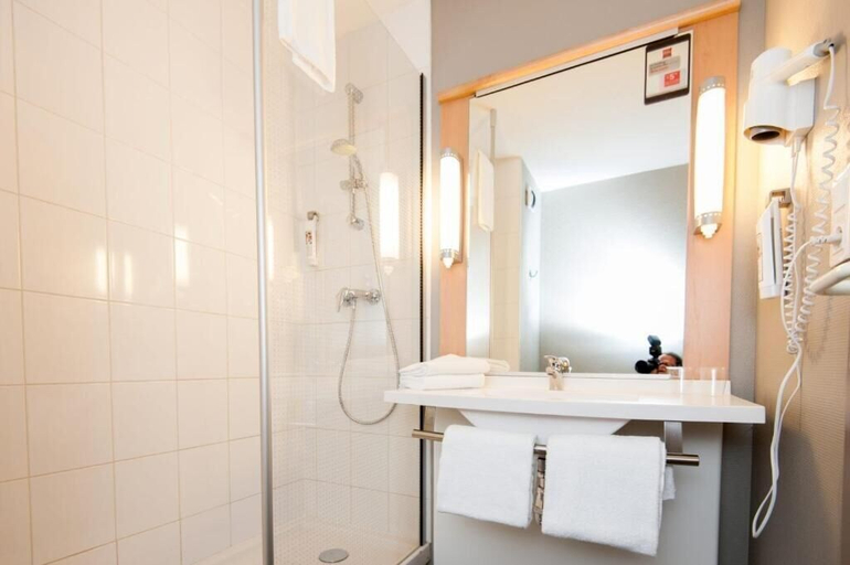 Bathroom 4, ibis Calais Car Ferry, Pas-de-Calais