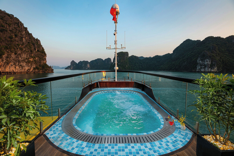 Sport & Beauty 5, Nostalgia Halong Cruise, Hạ Long