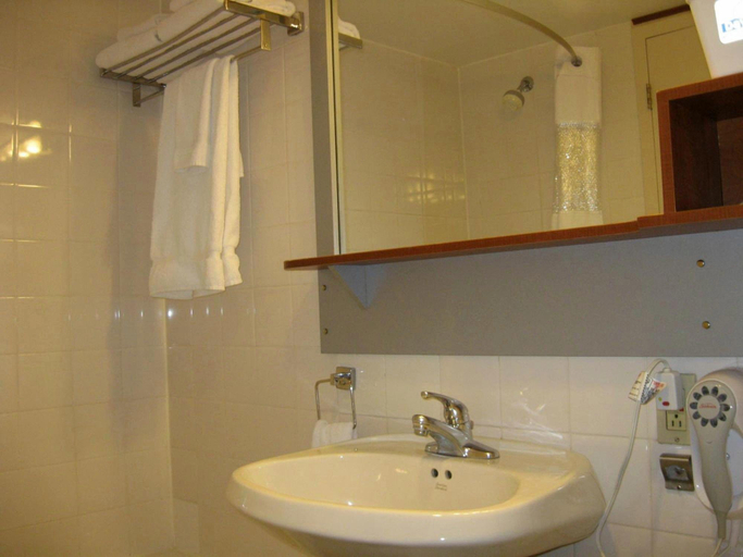 Bathroom 5, Hotel Chrome Montreal, Montréal