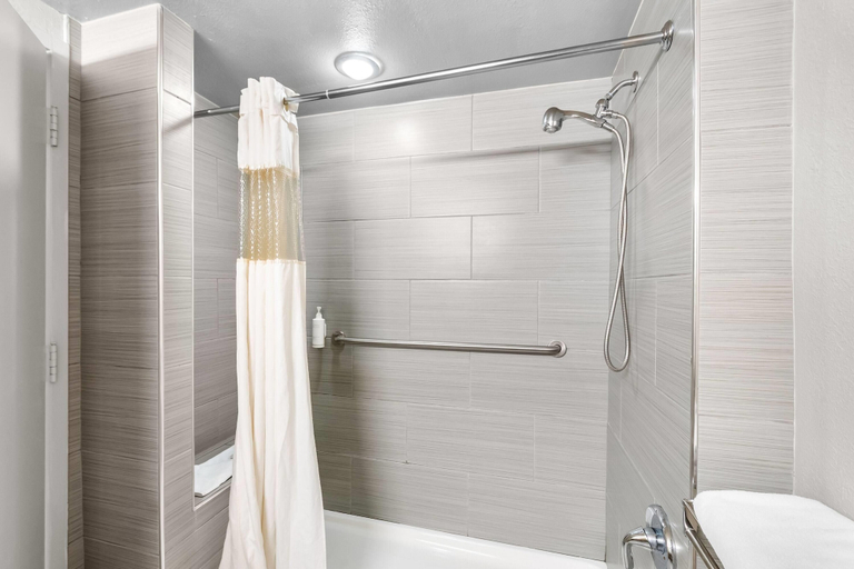 Bathroom 4, Travelodge by Wyndham Winchester, Frederick