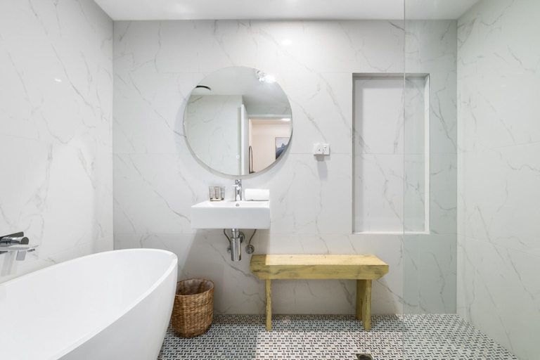 Bathroom 2, Riverside 2-bed Apartment With Balcony & Parking, Melbourne