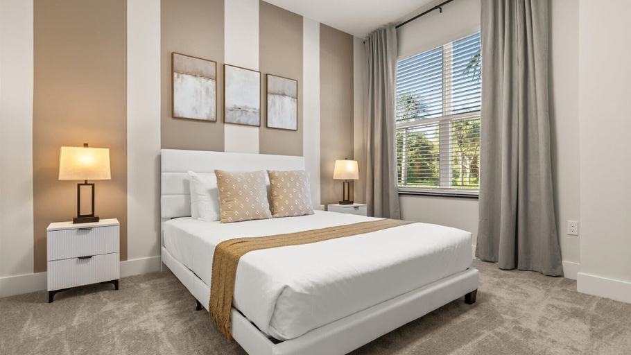 Room 2, Stunning Townhome With Private Pool Games Room, Lake