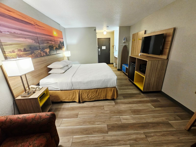 Bedroom 3, Days Inn by Wyndham Salina I-70, Saline