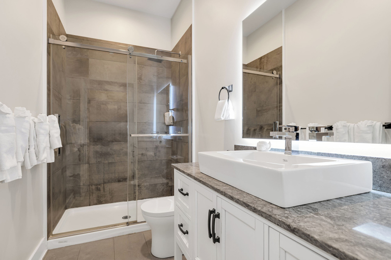 Bathroom 4, Lake Placid Inn Main Street, Essex