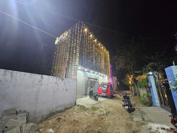 Front of property - evening/night 5, Aakriti's Home Stay, Varanasi