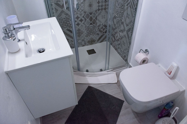 Bathroom 2, Casa del Sole, Imperia