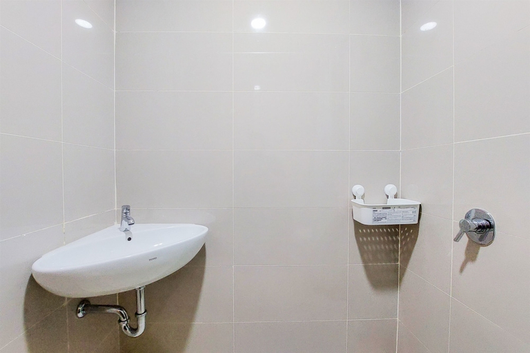 Bathroom 3, Good Deal And Homey Studio Apartment At B Residence, Tangerang Selatan