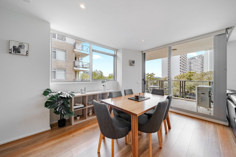Dining 4, Stylish 1-bed Flat With Pool, BBQ & Sauna Access, Canberra