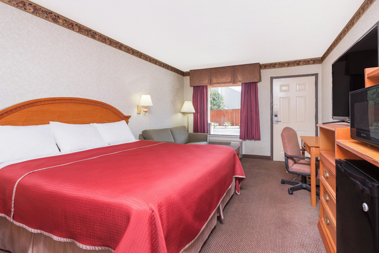 Bedroom 5, Regency Inn & Suites-Hamilton Place, Hamilton