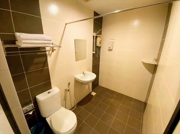 Bathroom 4, Royal Queenspark Hotel, Malacca City