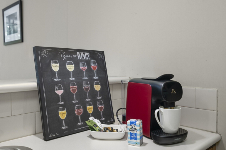 Private kitchen 5, Central 2-bed Pad With Tennis Court,, Melbourne