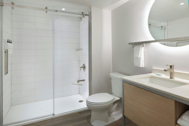 Bathroom 3, TownePlace Suites by Marriott Niagara Falls Canada, Niagara