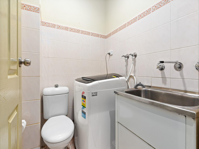 3, Spacious 2-bed Townhouse With Garage & Patio, Sydney