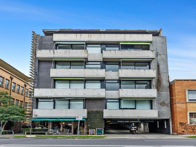 4, Vibrant 2-Bed Apartment Near St Kilda Beach, Melbourne