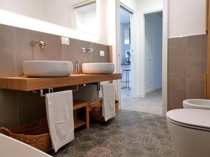 Bathroom 3, Villa Nucci, Brindisi