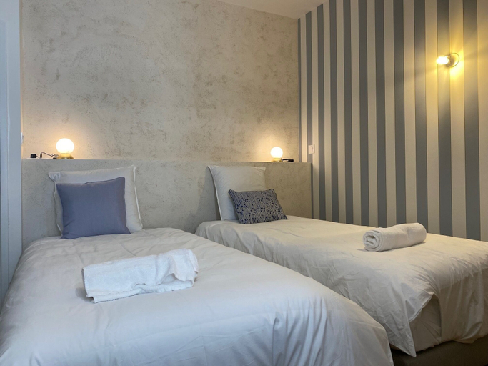 Room 3, Le Clos 1003, Ain