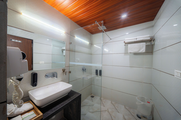 Bathroom 3, The Sky Imperial Shahi Hotels & Resort, Rajsamand