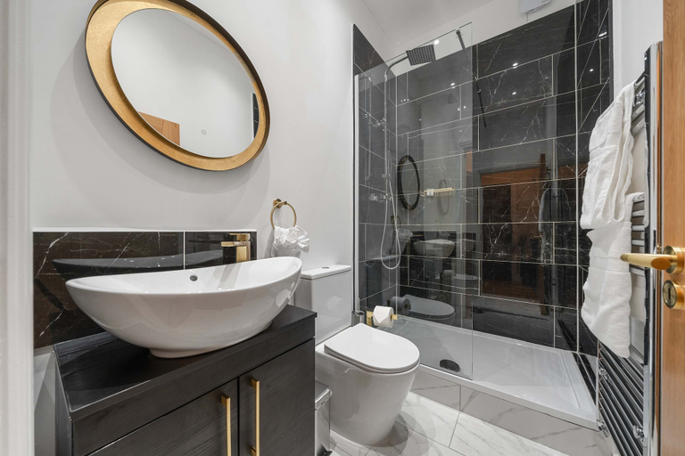 Room 5, 2-bed Notting Hill Apartment With Garden Access, London