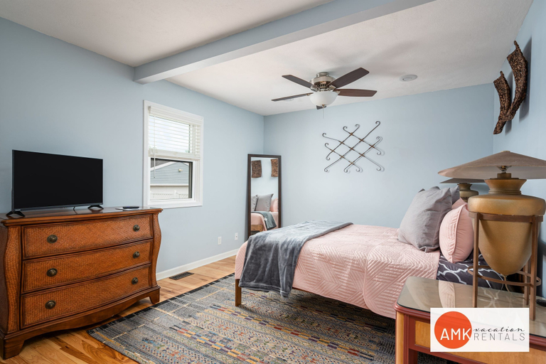 Room 5, 1 Happy Acre in Holland, Allegan