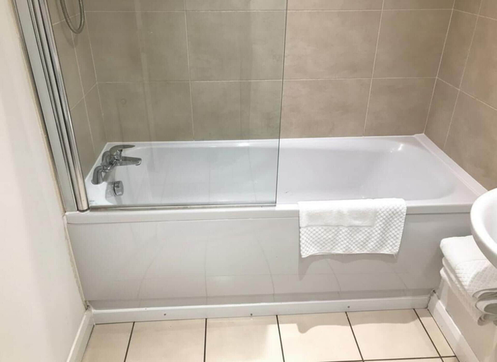Bathroom 5, 4 Bedroom Home - Sleeps 7, Pet Friendly & Parking, Tameside