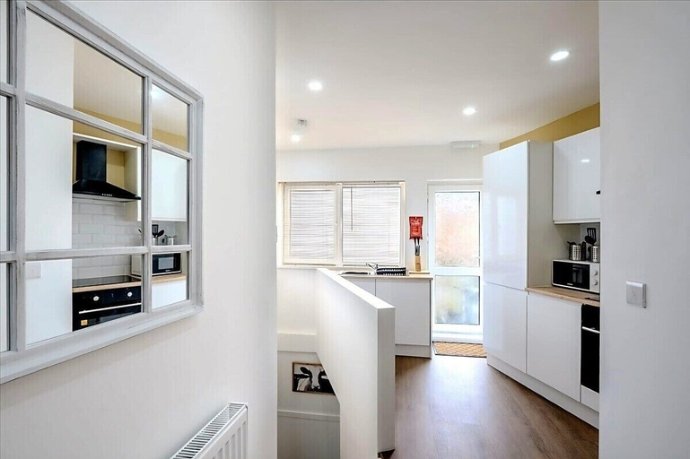 Exterior 4, Modern Comforts 4 Bedroom Home for Work & Play, Swansea