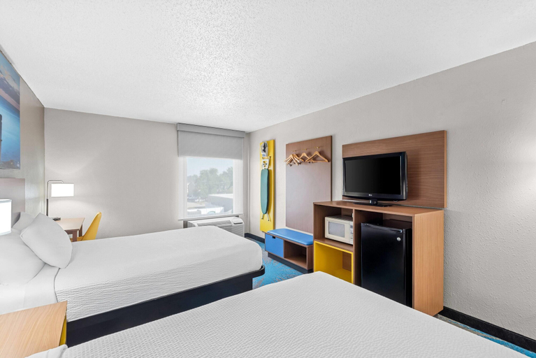 Bedroom 3, Days Inn & Suites by Wyndham Cedar Rapids, Linn