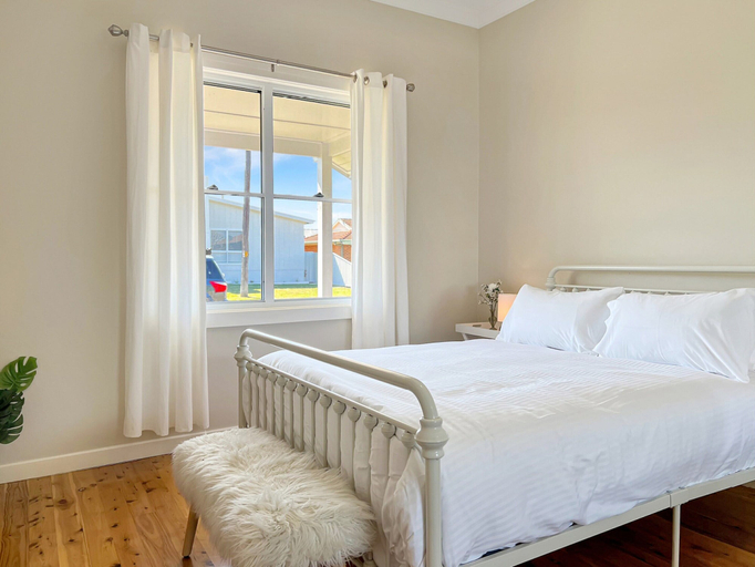 Room 2, 3-bed Coastal Haven With Alfresco Dining & BBQ, Lake Macquarie - East