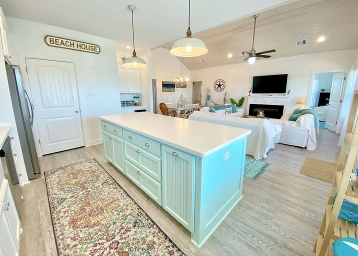 Private kitchen 2, Reader's 3 Bedroom Home by RedAwning, Galveston