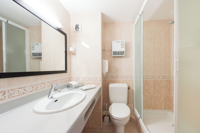 Bathroom 5, Hôtel de l’Océan Concarneau, Finistère