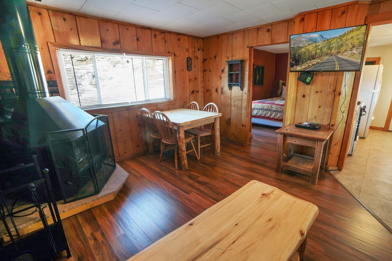 Room 2, Lazy R Cottages: 6 2 Bedroom Cabin, Larimer