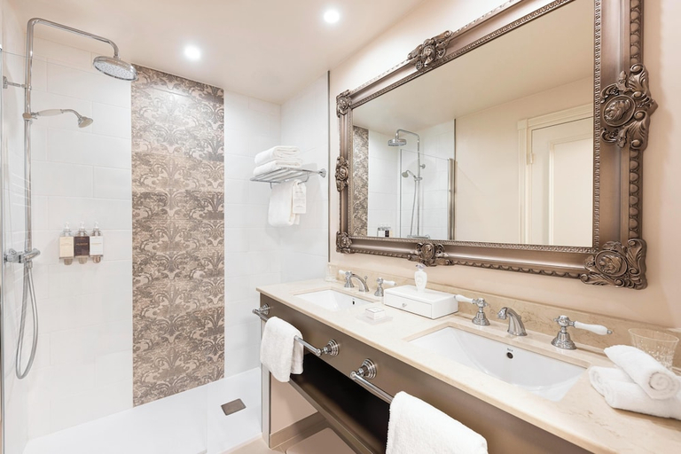 Bathroom 5, Disneyland Hotel, Seine-et-Marne