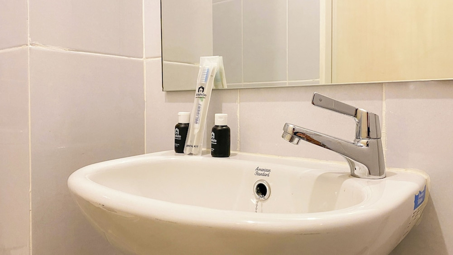 Bathroom 3, Minimalist And Cozy Studio At Tokyo Riverside Pik 2 Apartment, Tangerang