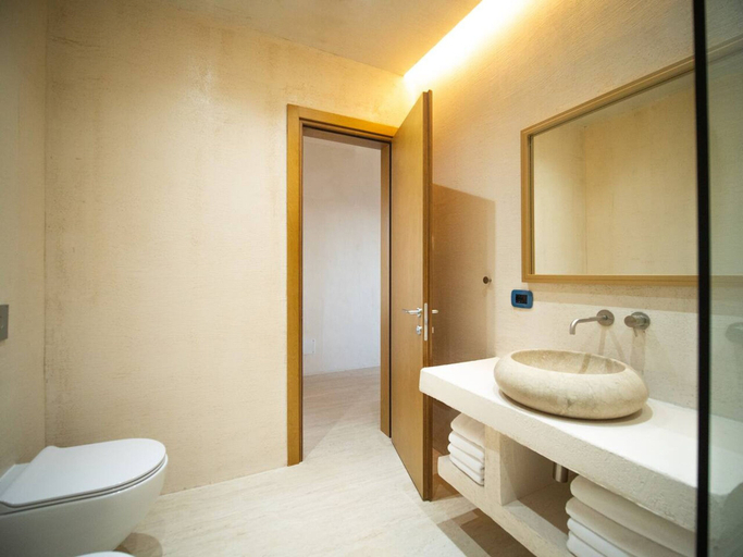 Room 4, Villa 16 Dh rmi 8BR With Private Pool, Vlorës