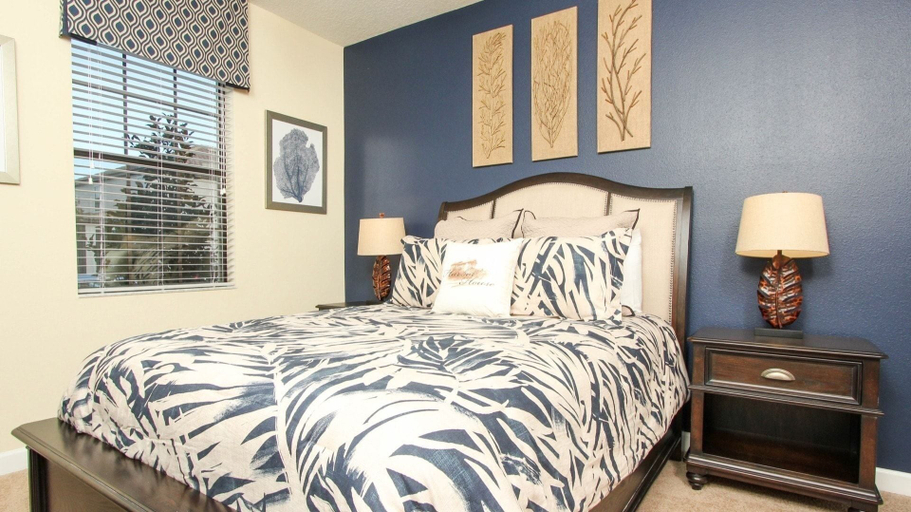 Room 4, Championsgate Resort 7 Bedroom Home with Pool 7 Home, Osceola