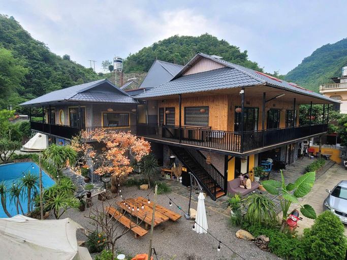 Exterior & Views