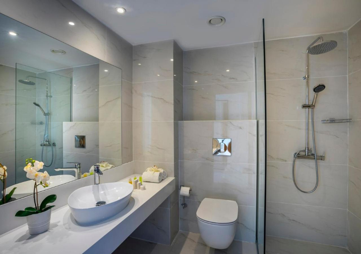 Bathroom 4, Silver Sands