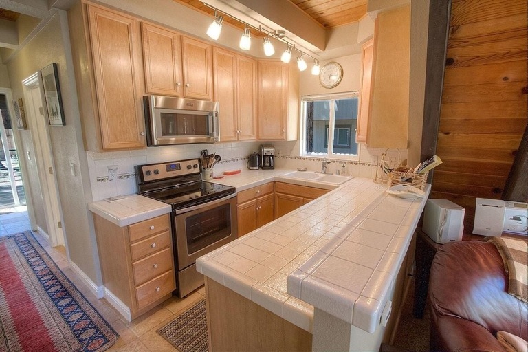 Private kitchen, Lone Indian Lodge 3 Bedroom Home by RedAwning, El Dorado