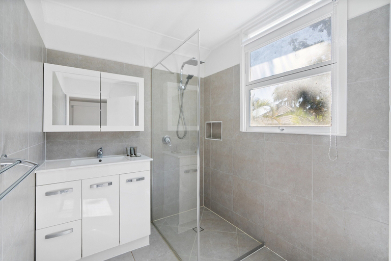 Bathroom 2, Bright 3-bed With Garden by Banks Street Reserve, Ashgrove