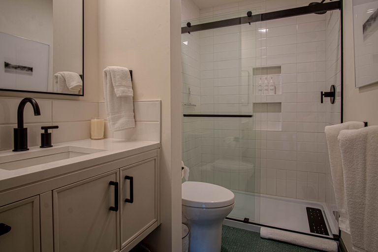 Bathroom, Angani Studio - Elkhorn Resort Amenities Included, Blaine